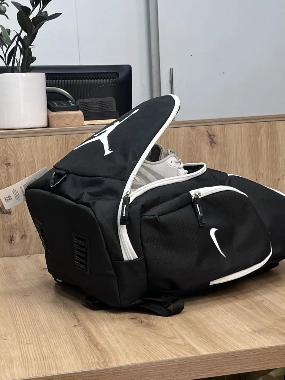 کوله پشتی جردن پارچه برزنتی مدل جا کفشی دار کد 1822